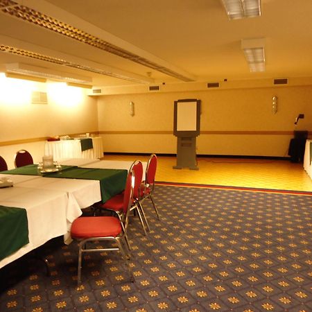 Ramada By Wyndham Trenton Hotel Екстериор снимка