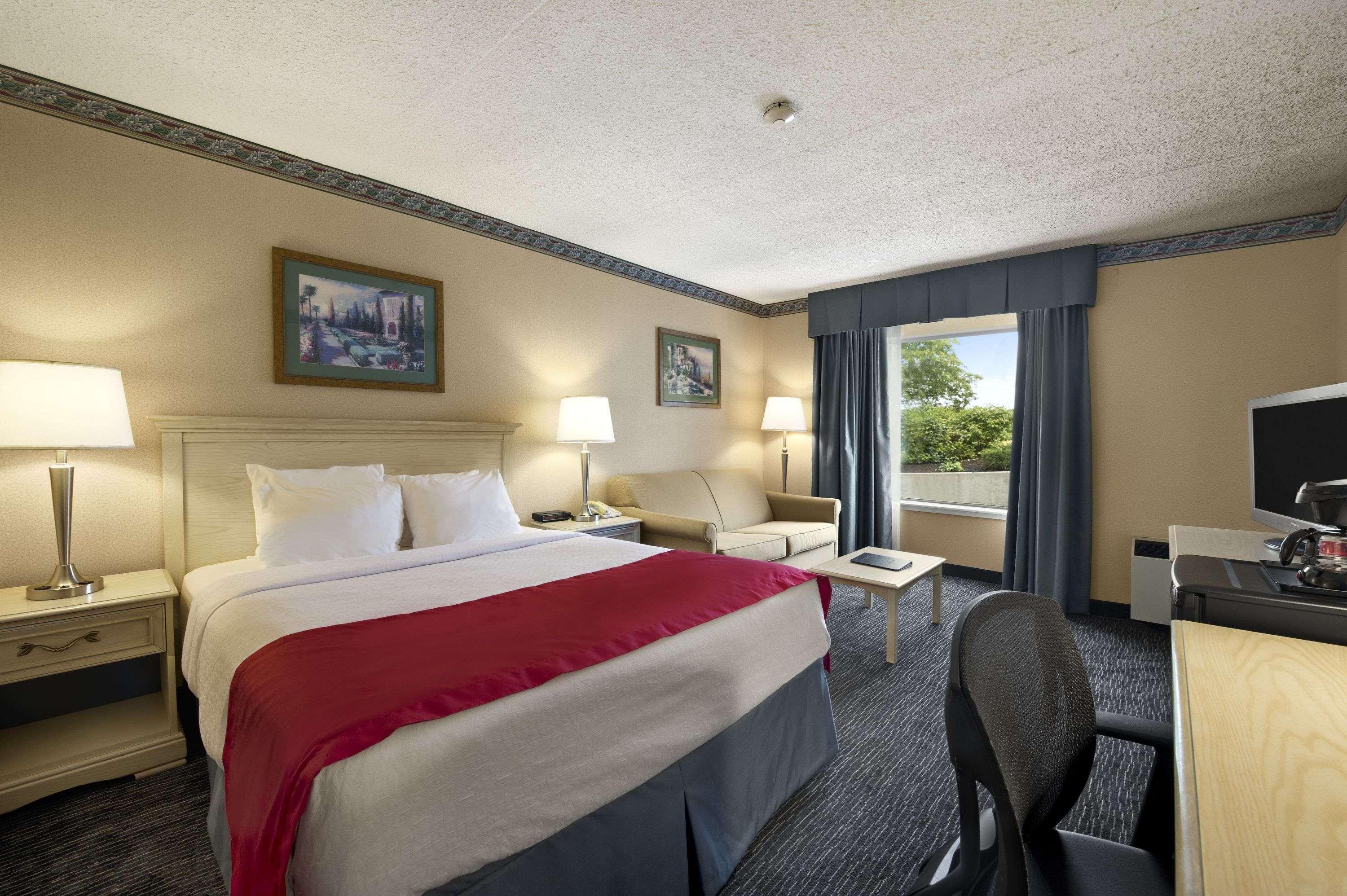Ramada By Wyndham Trenton Hotel Екстериор снимка