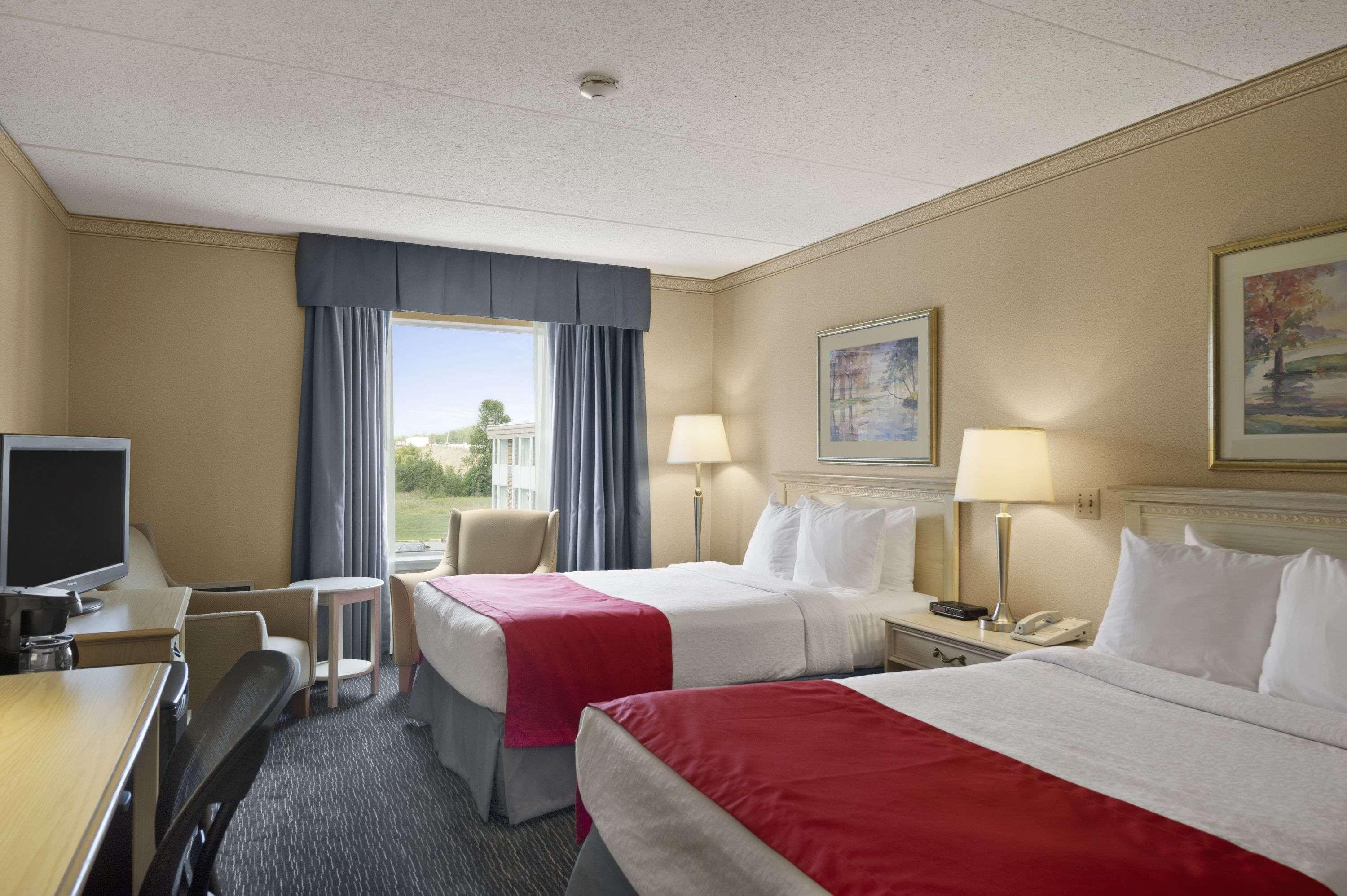 Ramada By Wyndham Trenton Hotel Екстериор снимка