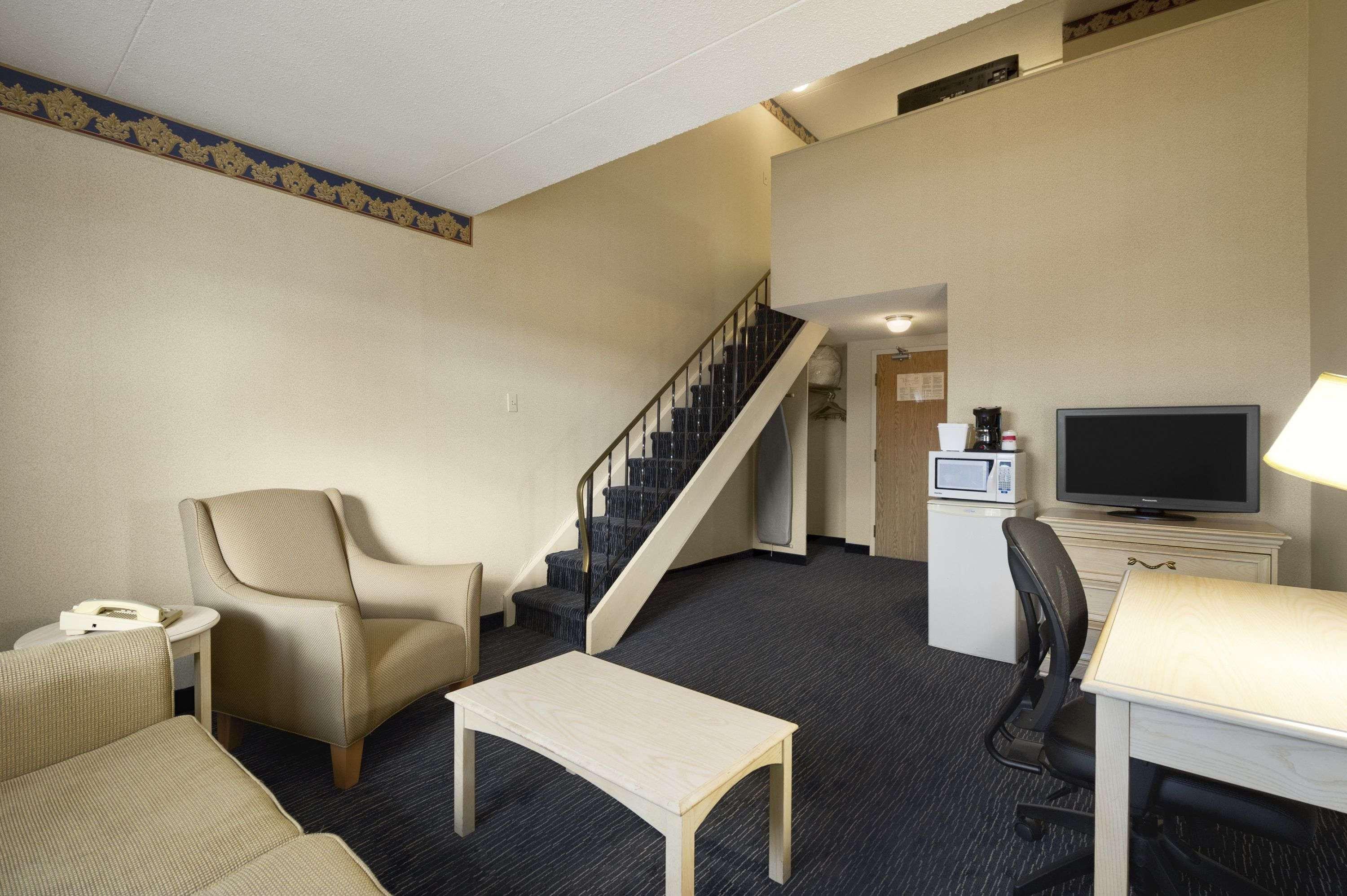 Ramada By Wyndham Trenton Hotel Екстериор снимка