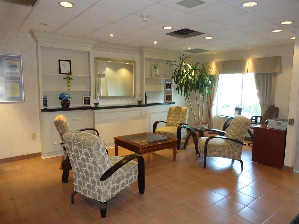 Ramada By Wyndham Trenton Hotel Екстериор снимка