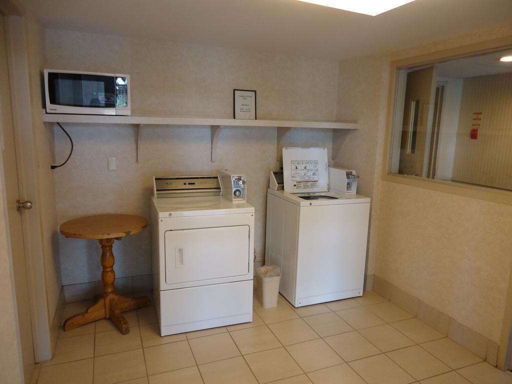 Ramada By Wyndham Trenton Hotel Екстериор снимка