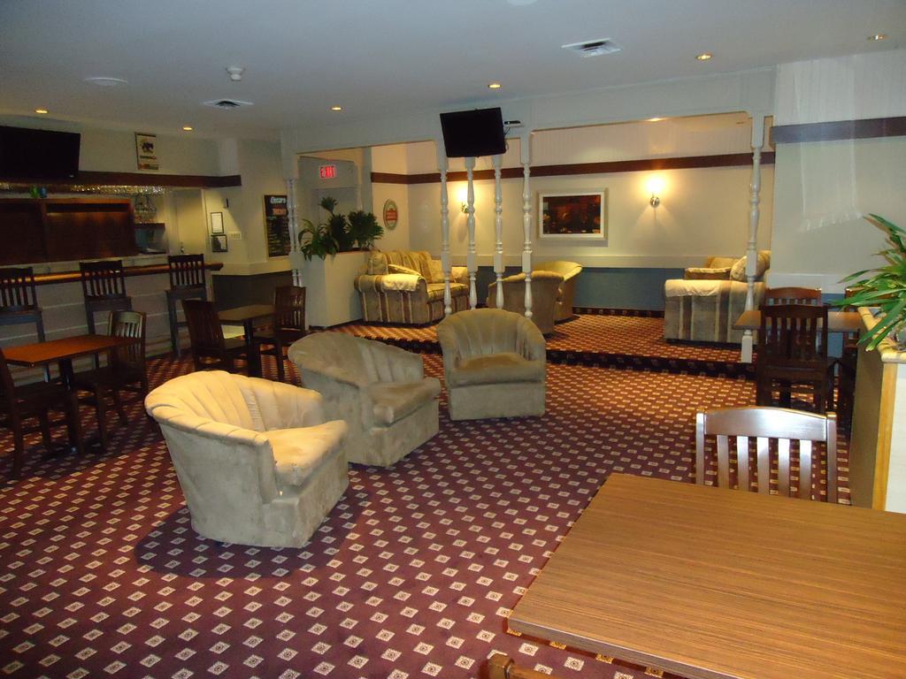 Ramada By Wyndham Trenton Hotel Екстериор снимка
