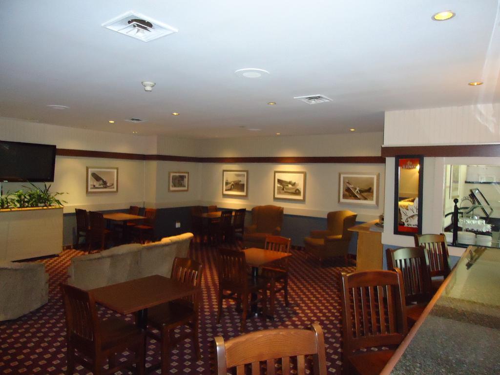 Ramada By Wyndham Trenton Hotel Екстериор снимка