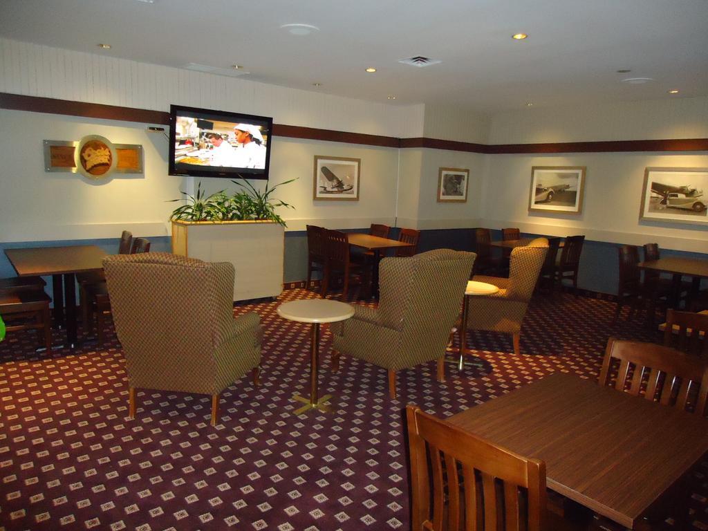 Ramada By Wyndham Trenton Hotel Екстериор снимка