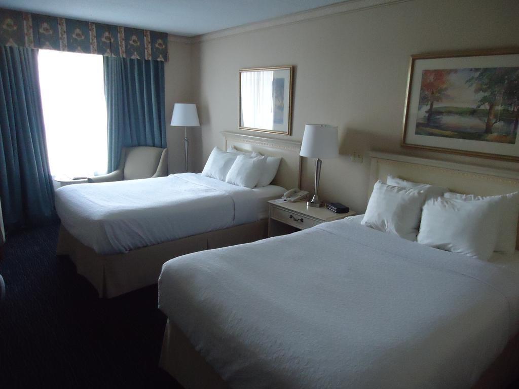 Ramada By Wyndham Trenton Hotel Екстериор снимка