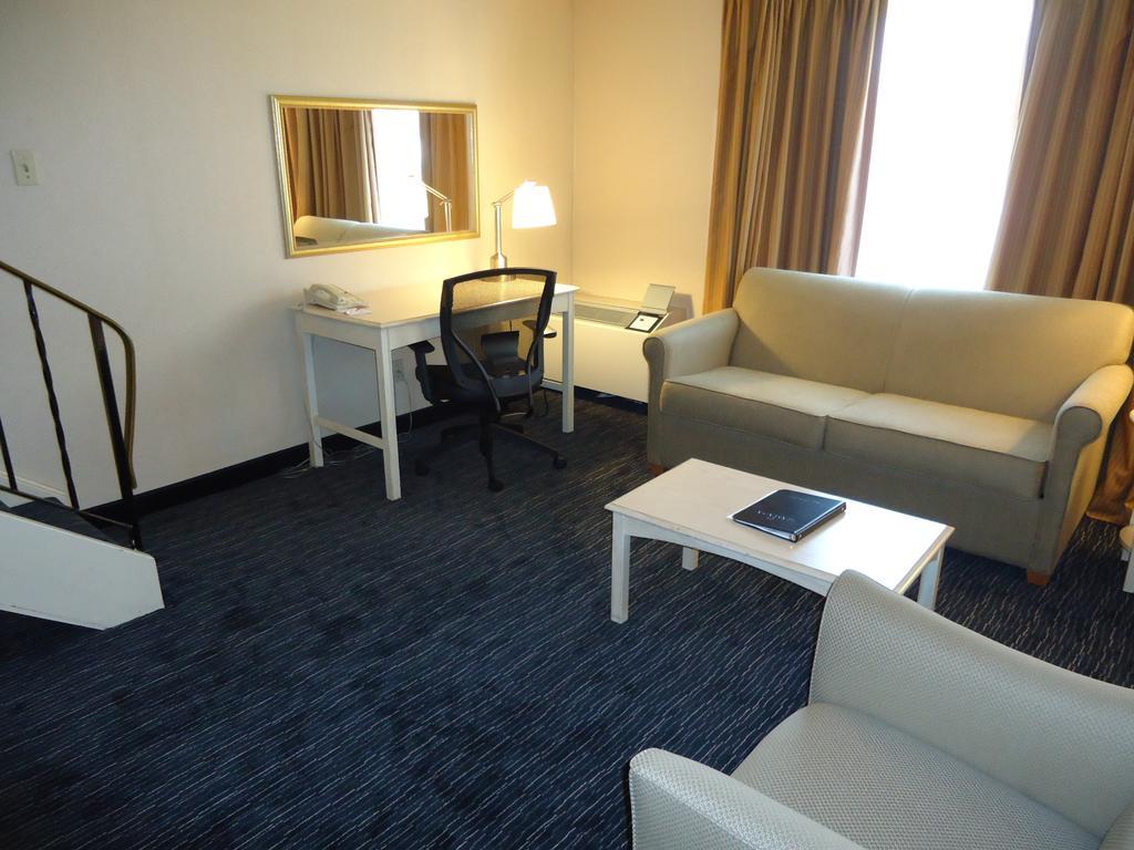 Ramada By Wyndham Trenton Hotel Екстериор снимка