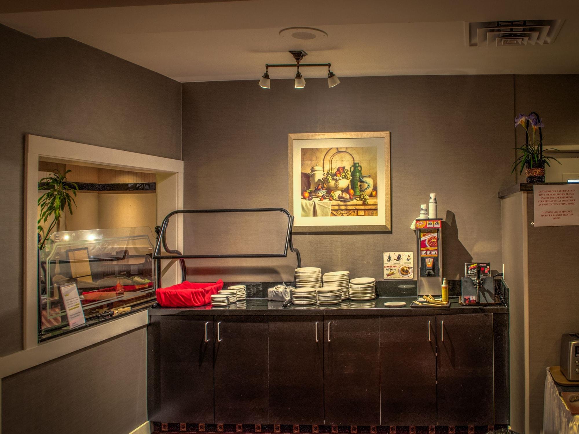 Ramada By Wyndham Trenton Hotel Екстериор снимка