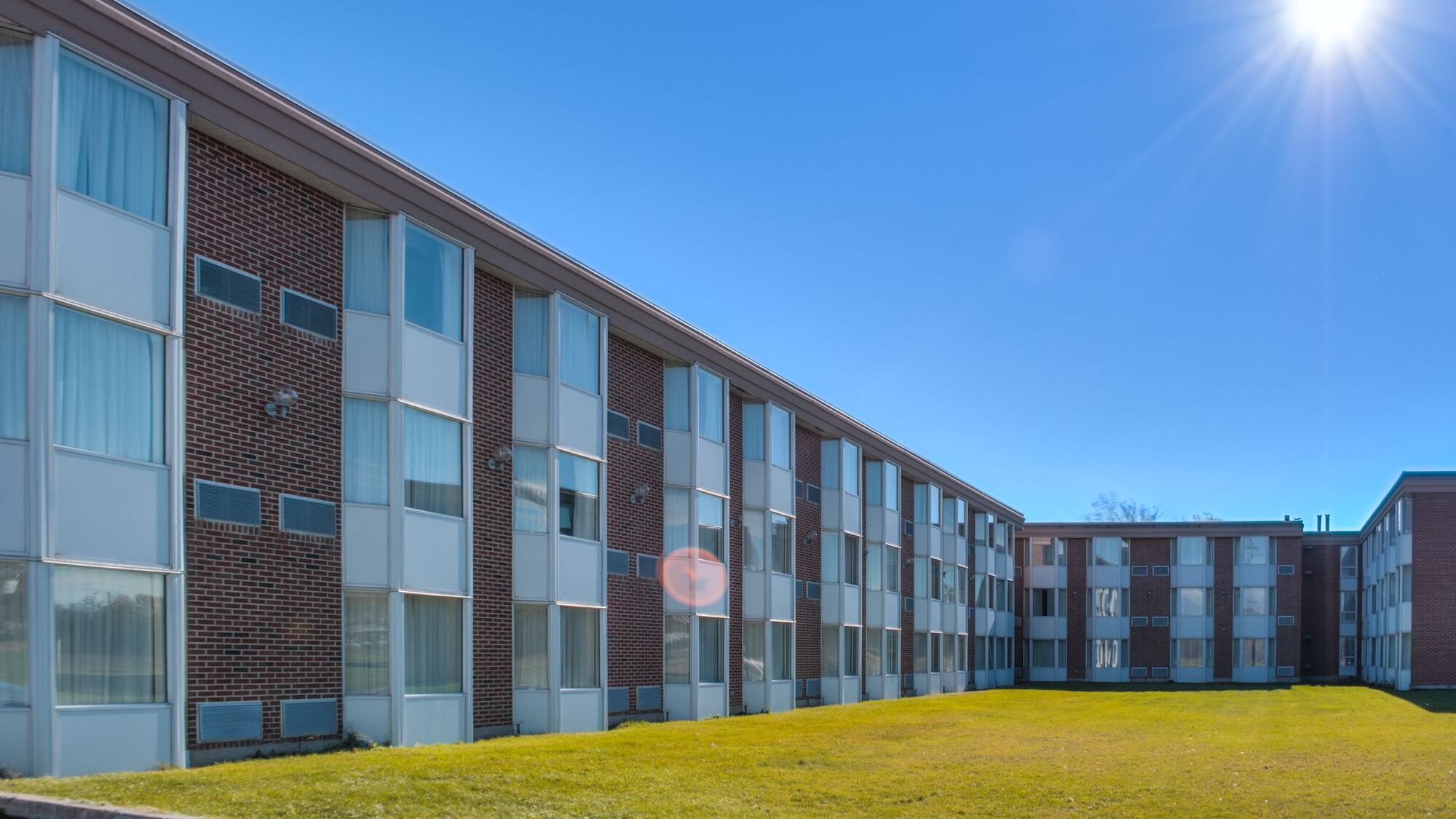Ramada By Wyndham Trenton Hotel Екстериор снимка
