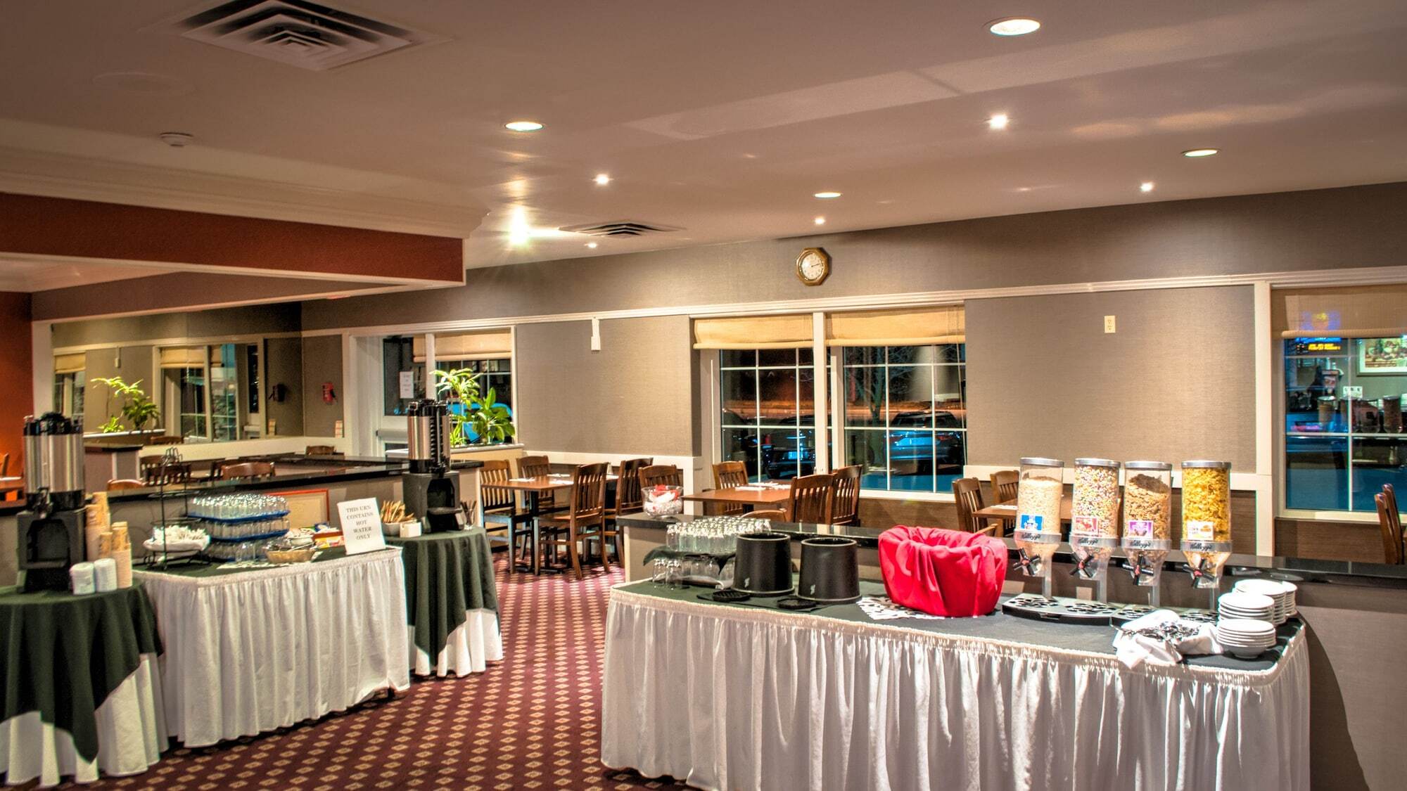 Ramada By Wyndham Trenton Hotel Екстериор снимка